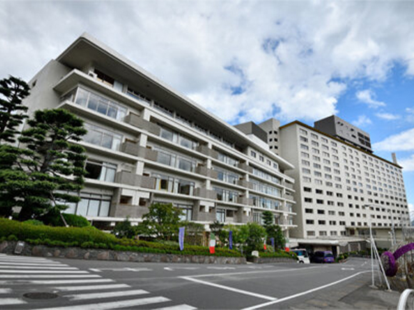 建物左：2025年1月に閉館した 別府温泉 杉乃井ホテル「中館」