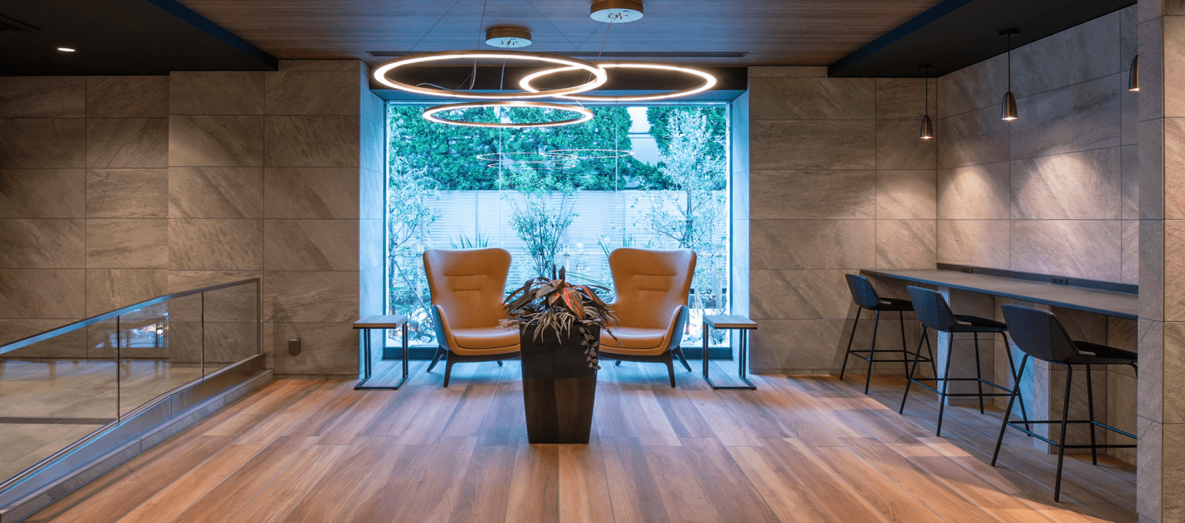 Entrance and lounge that peacefully welcome residents