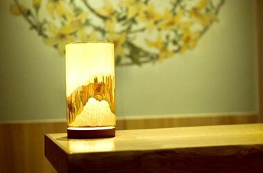 着物の帯を再利用したLEDランプを道しるべに、やさしく館内を灯す和の伝統美