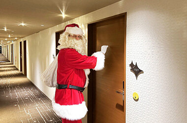 この笑顔、一生の宝物。サンタが訪ねてくる特別なクリスマス。「サンタがお部屋にやってくる！宿泊プラン2025」を本日より販売
