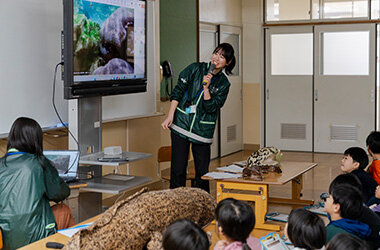 飼育スタッフ主催の特別プログラムが10年目に突入京都市内8校の小学校を対象に「出張授業」を開催
