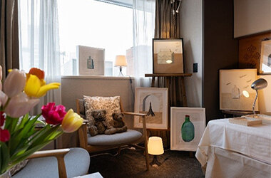 客室がギャラリーに変わる「PLUS ART FAIR 2026」を2026年4月3日（金）より3日間限定開催