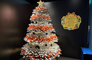 1,111匹がニョキニョキ大集合！「チンアナゴクリスマスツリー」が今年も登場